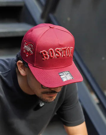 Gorra Boston carmesí puesta