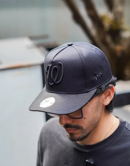 Hombre con gorra azul marino tonal en la calle
