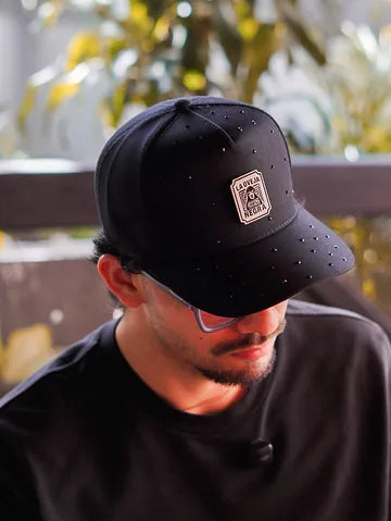 Gorra negra con parche La Oveja Negra