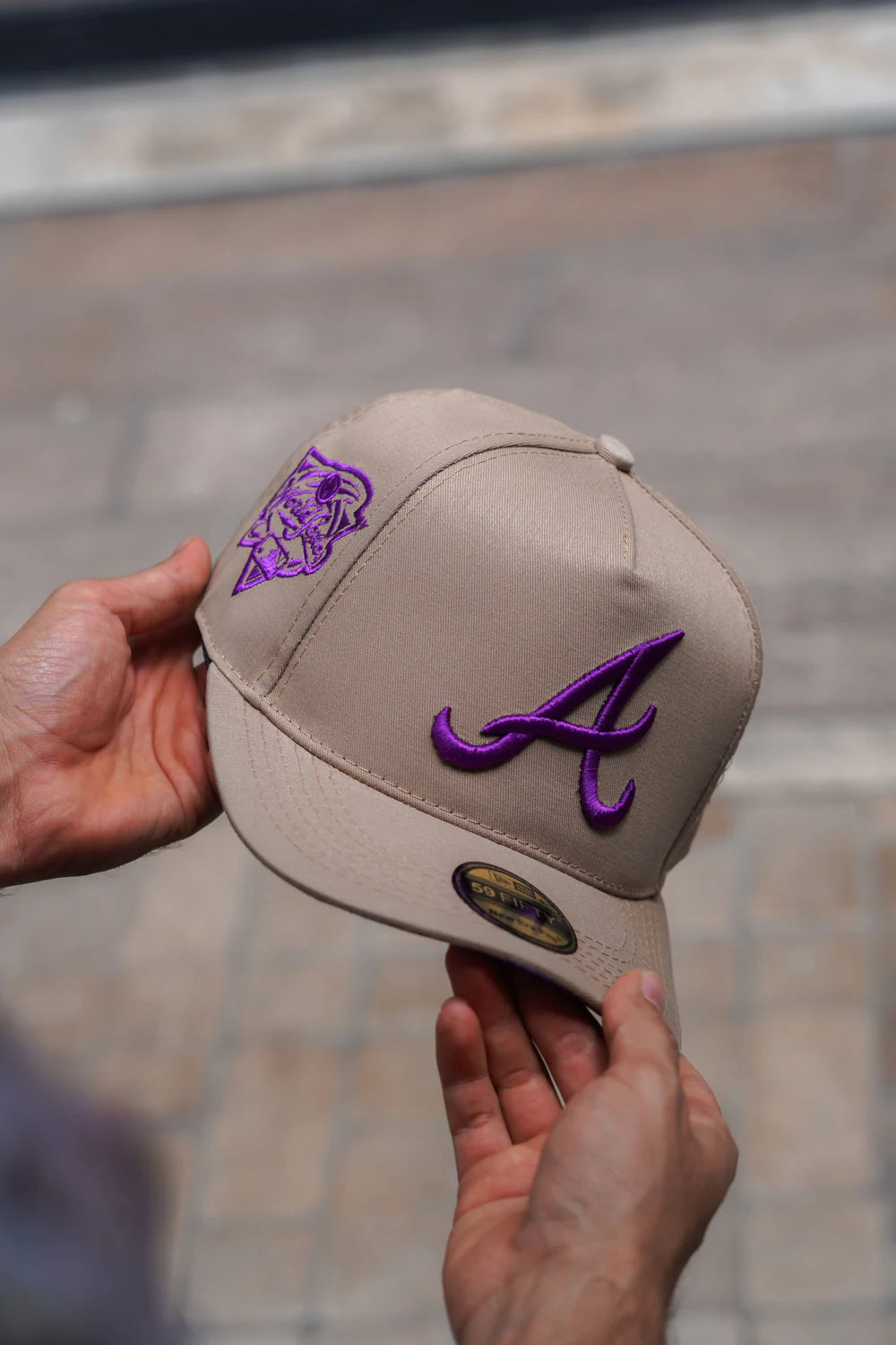 Gorra Braves Khaki / Morado de Atlanta Braves, colorway Khaki · Morado