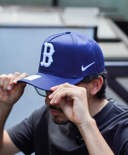 Gorra Royal B de Nike, colorway Azul rey · Blanco