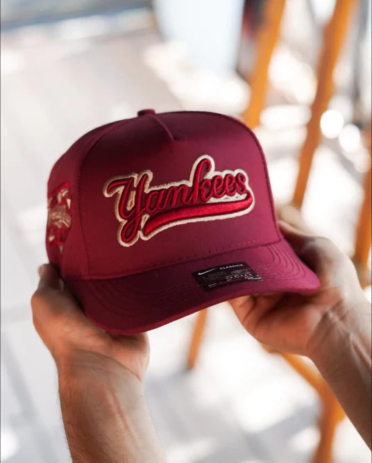 Gorra Yankees Script Vino de New York Yankees, colorway Vino · Crema