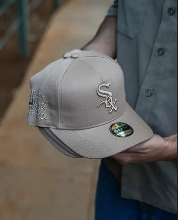 Gorra White Sox arena tonal en la mano