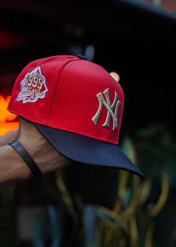 Gorra Yankees roja con visera azul marino